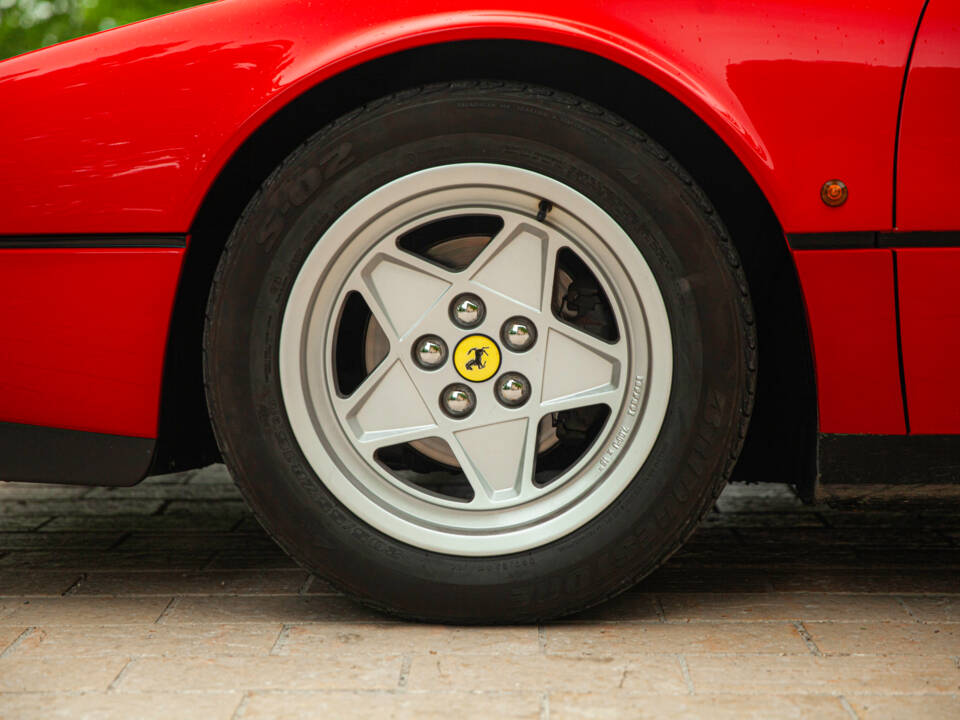 Immagine 16/95 di Ferrari 328 GTS (1988)