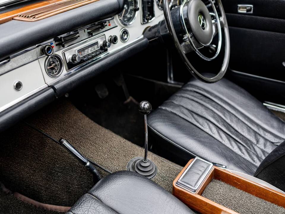Image 45/50 of Mercedes-Benz 280 SL (1968)