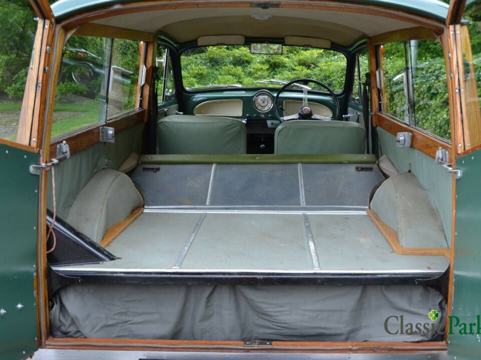 Image 13/50 of Morris Minor 1000 Traveller (1964)