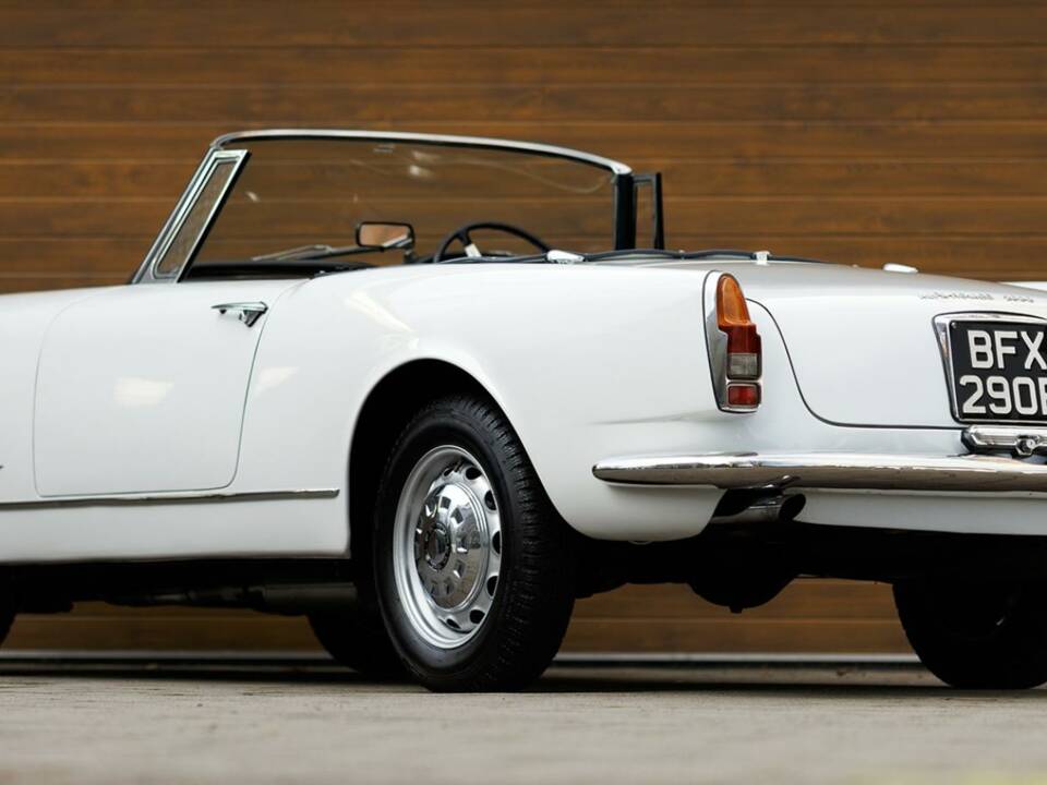 Image 8/50 of Alfa Romeo 2600 Spider (1964)