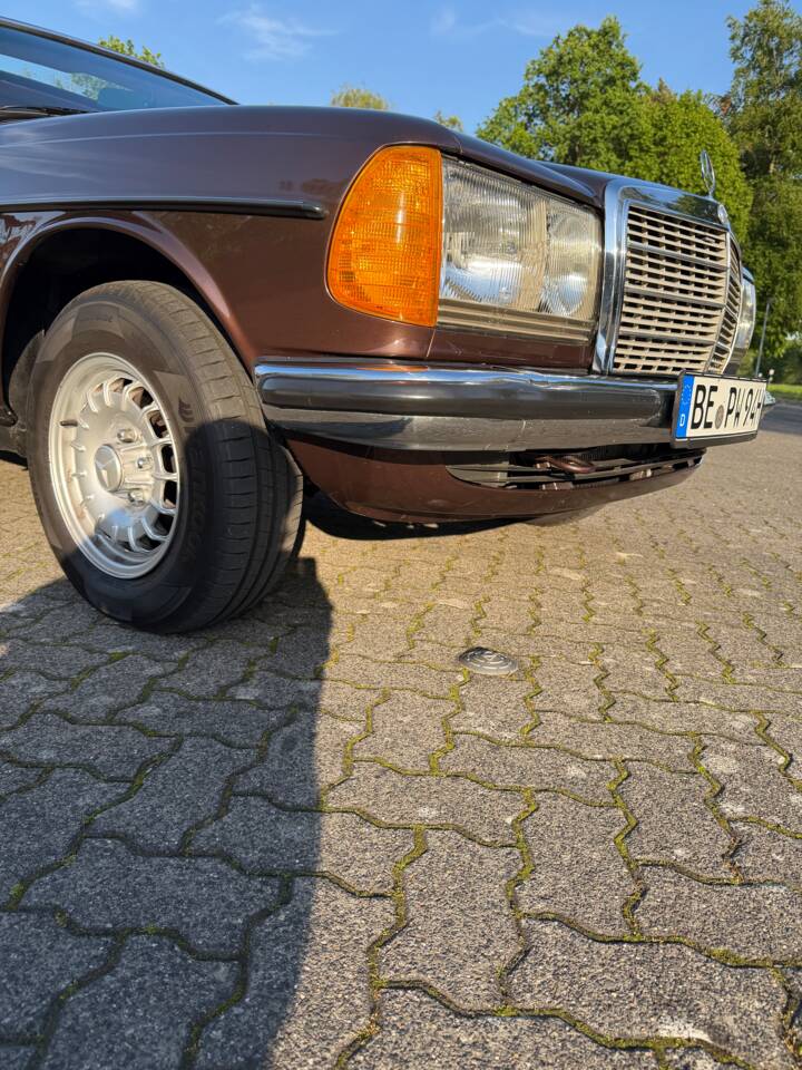 Image 14/31 of Mercedes-Benz 230 CE (1984)