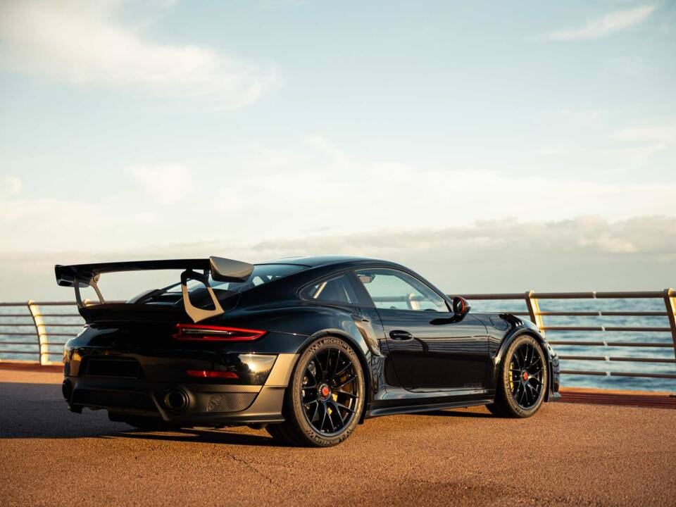 Image 5/20 of Porsche 911 GT2 RS Weissach (2018)