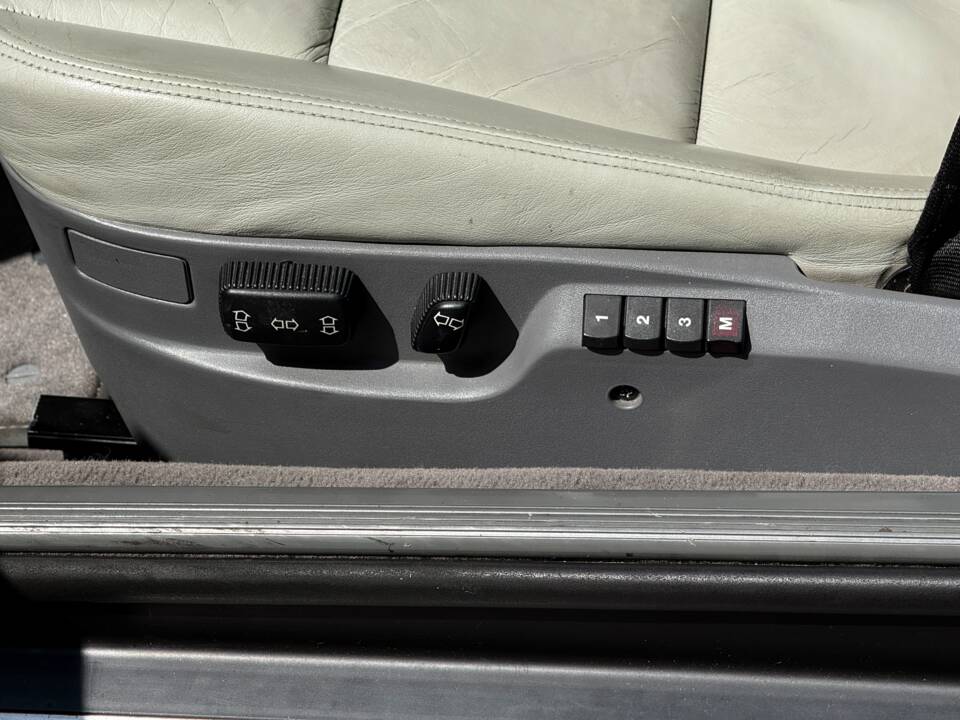 Image 21/22 of BMW 850i (1990)