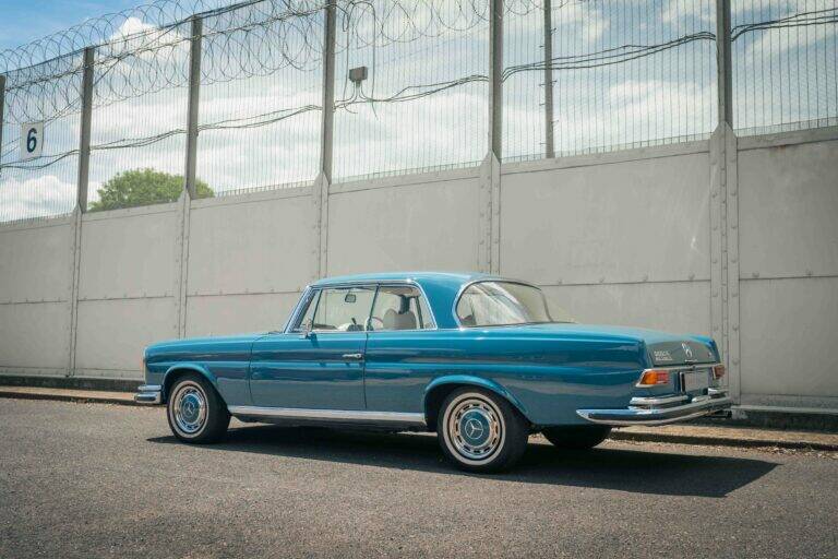 Image 9/54 de Mercedes-Benz 280 SE 3,5 (1968)