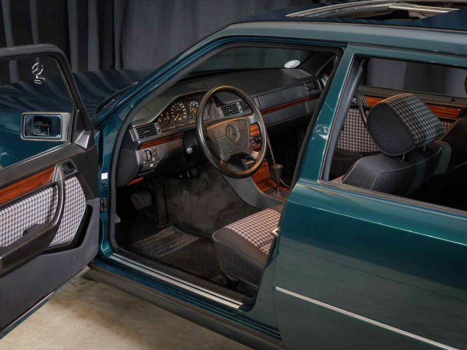 Bild 13/40 von Mercedes-Benz E 220 (1995)