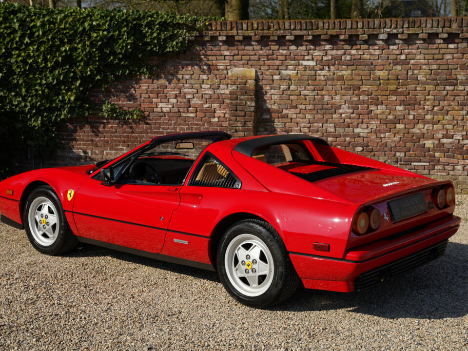 Image 15/50 de Ferrari 328 GTS (1989)