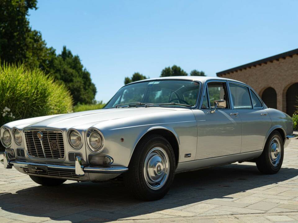 Image 10/50 of Jaguar XJ 6 4.2 (1970)