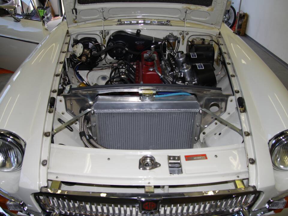 Bild 24/28 von MG MGB GT (1968)