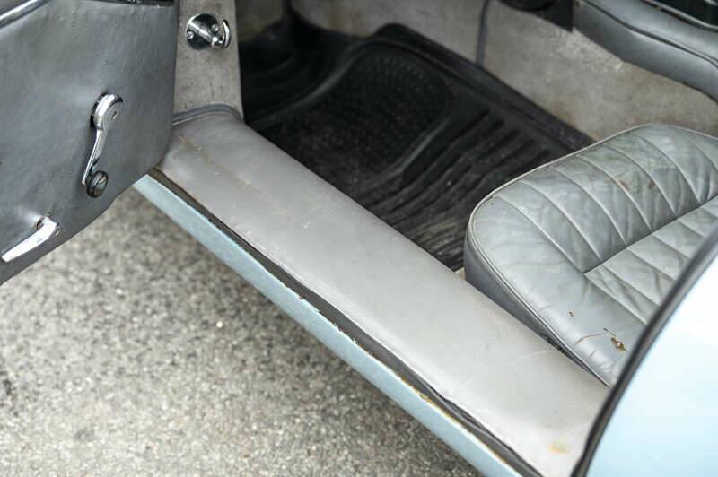 Image 15/50 de Jaguar E-Type (1968)
