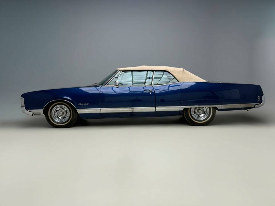 Image 2/23 of Oldsmobile Ninety-Eight (1968)