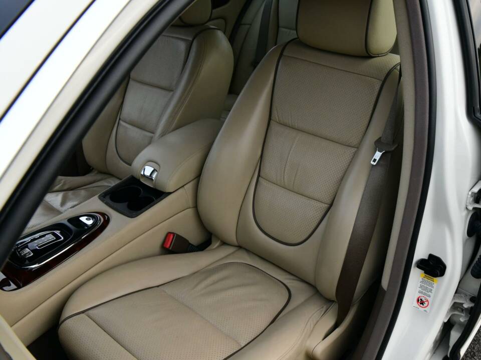 Image 34/50 of Jaguar XJ 8 4.2 (2008)