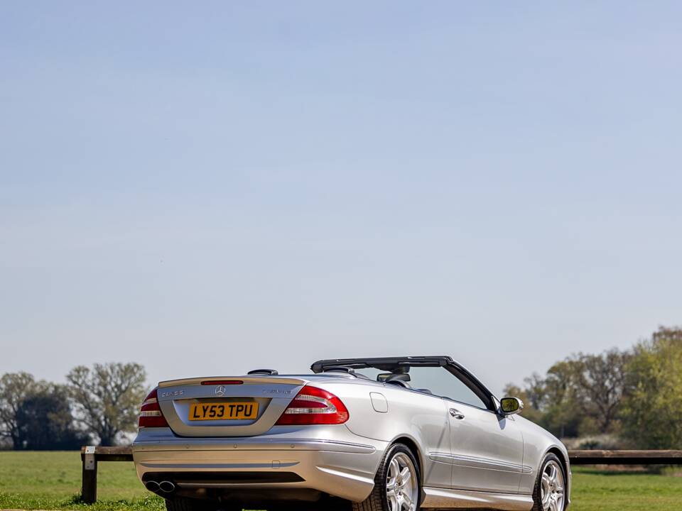 Image 17/50 of Mercedes-Benz CLK 55 AMG (2003)