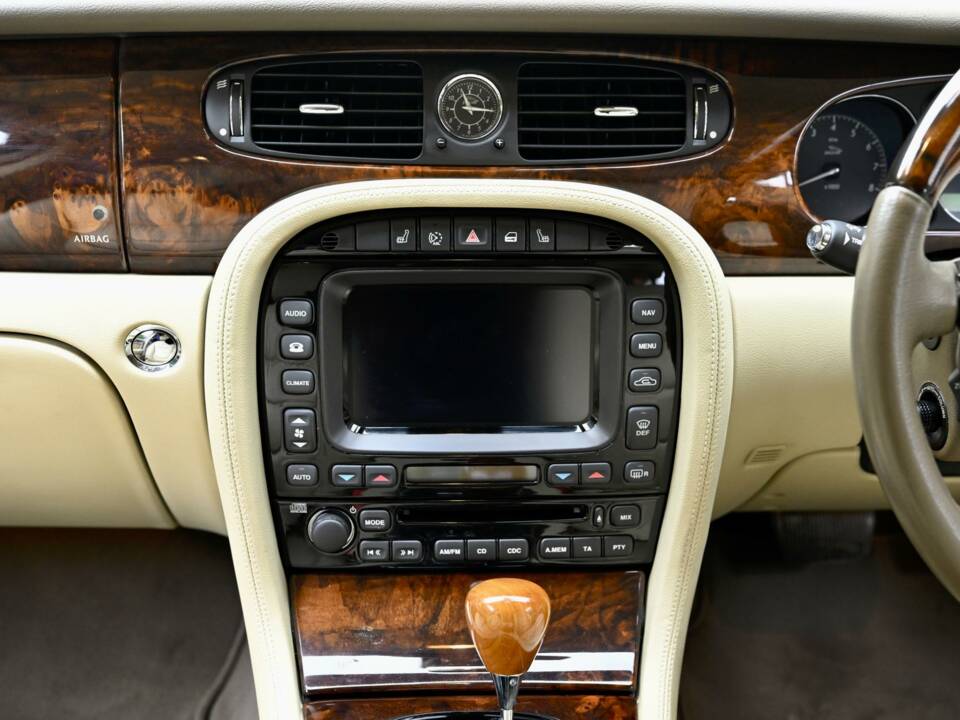 Image 31/50 of Jaguar XJ 8 4.2 (2006)