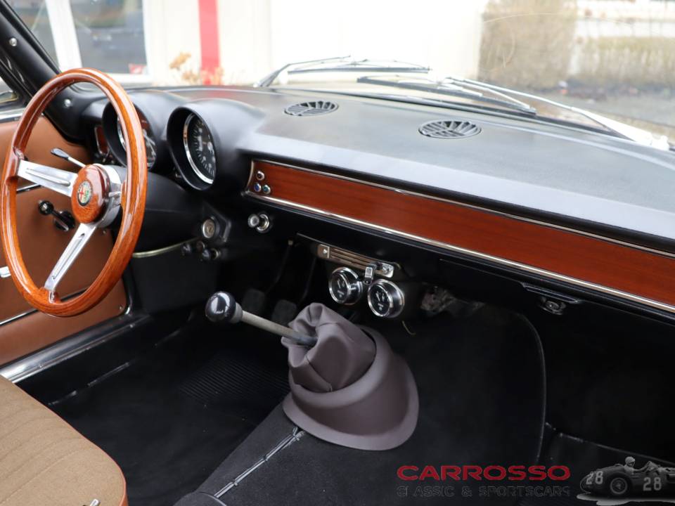 Immagine 15/40 di Alfa Romeo Giulia 1300 GT Junior (1972)