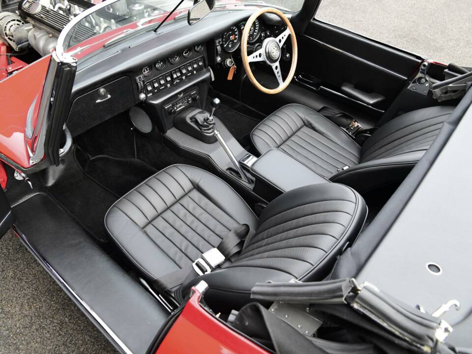 Image 25/49 de Jaguar E-Type (1970)
