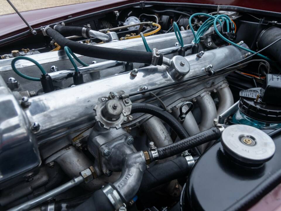 Image 17/50 de Aston Martin DB 5 Vantage (1965)