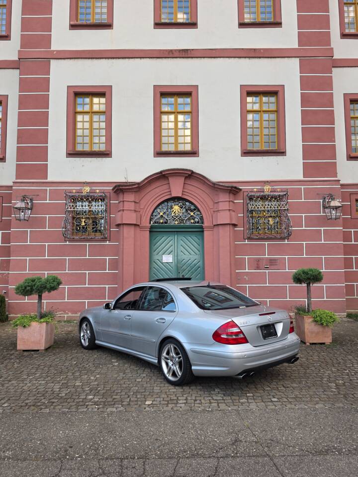 Image 2/13 of Mercedes-Benz E 55 AMG (2006)