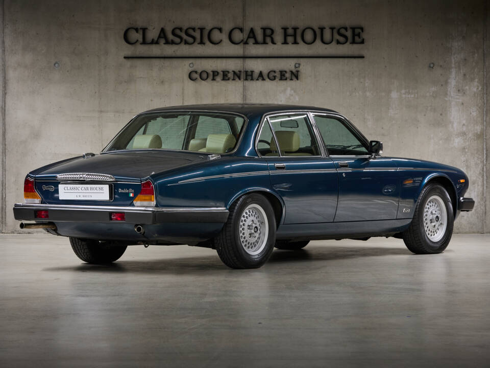 Afbeelding 4/99 van Daimler Double Six (1993)