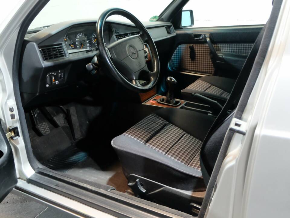 Bild 15/32 von Mercedes-Benz 190 E 1.8 (1991)