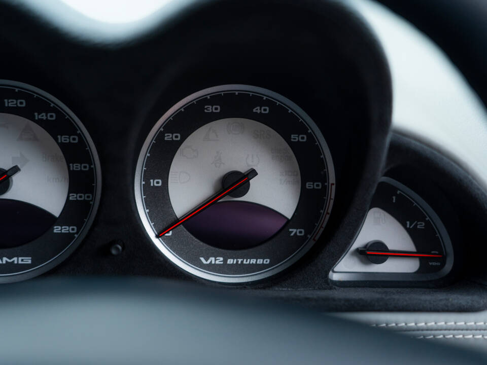 Image 30/60 of Mercedes-Benz SL 65 AMG (2004)