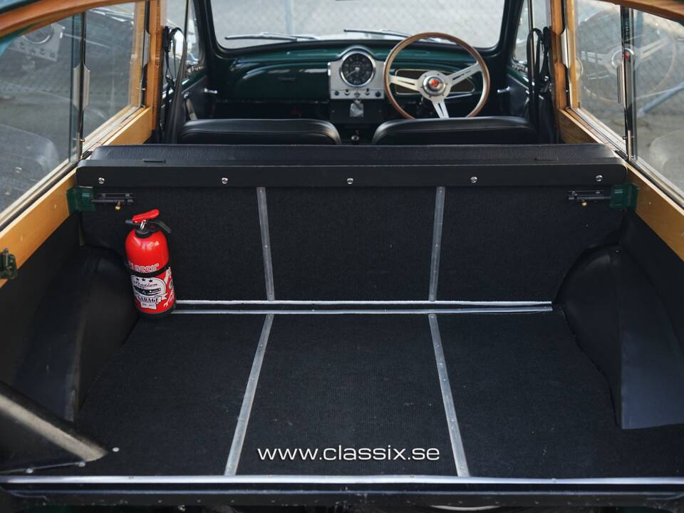 Image 12/17 of Morris Minor 1000 Traveller (1971)