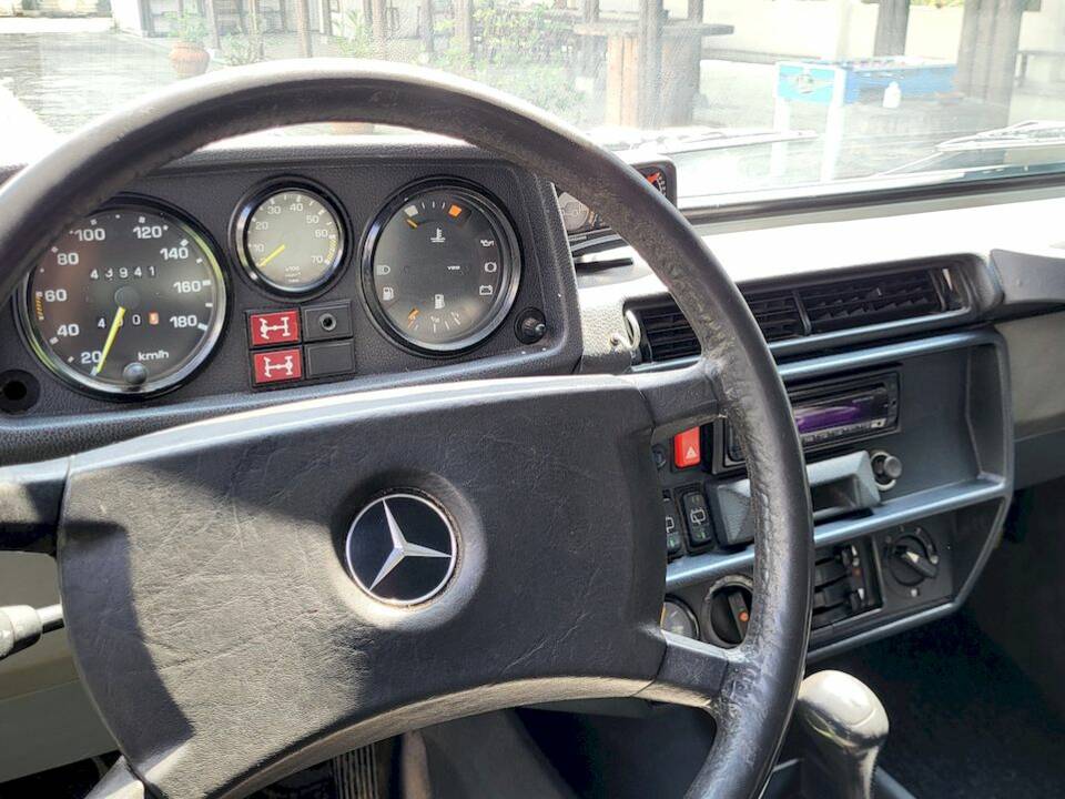 Image 25/55 of Mercedes-Benz 200 GE (SWB) (1990)