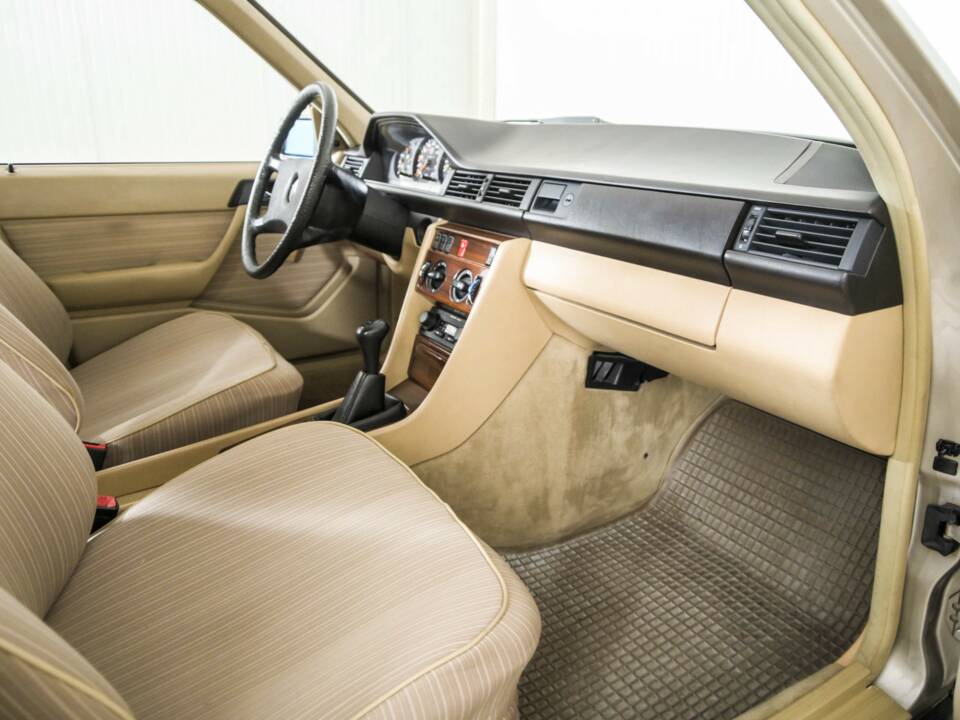 Bild 17/50 von Mercedes-Benz 230 TE (1987)