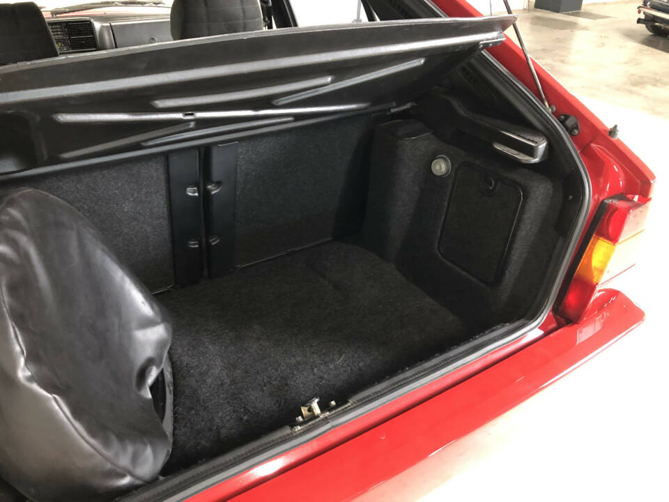 Image 25/33 of Lancia Delta HF Integrale Evoluzione I (1992)