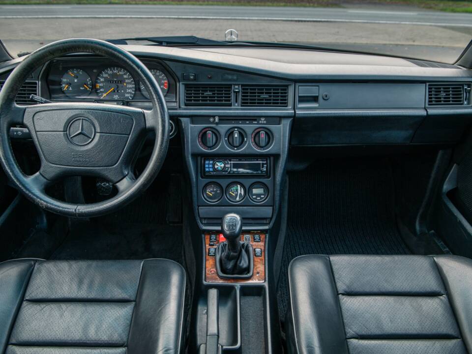 Bild 24/32 von Mercedes-Benz 190 E 2.5-16V (1992)