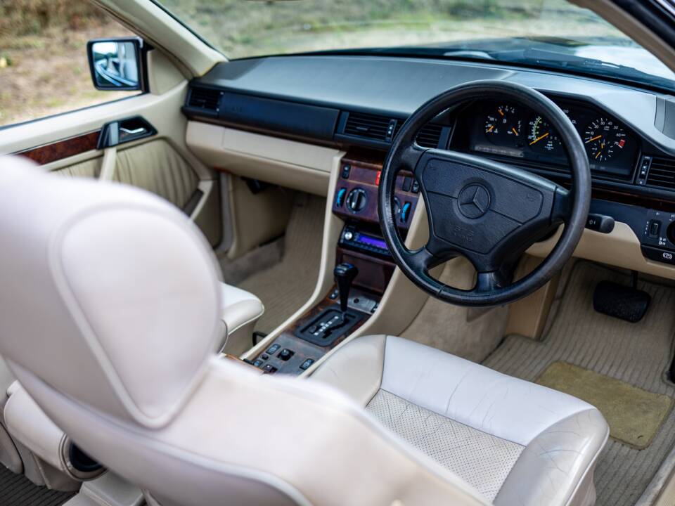 Bild 35/46 von Mercedes-Benz E 320 (1994)