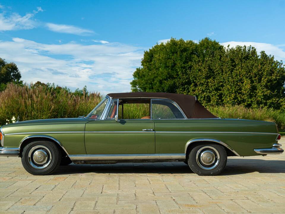 Immagine 4/50 di Mercedes-Benz 220 SE b (1964)