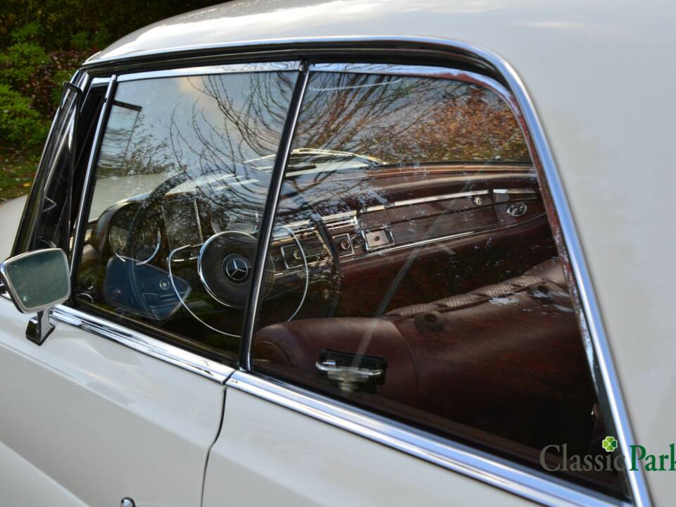 Image 37/50 of Mercedes-Benz 250 SE (1966)