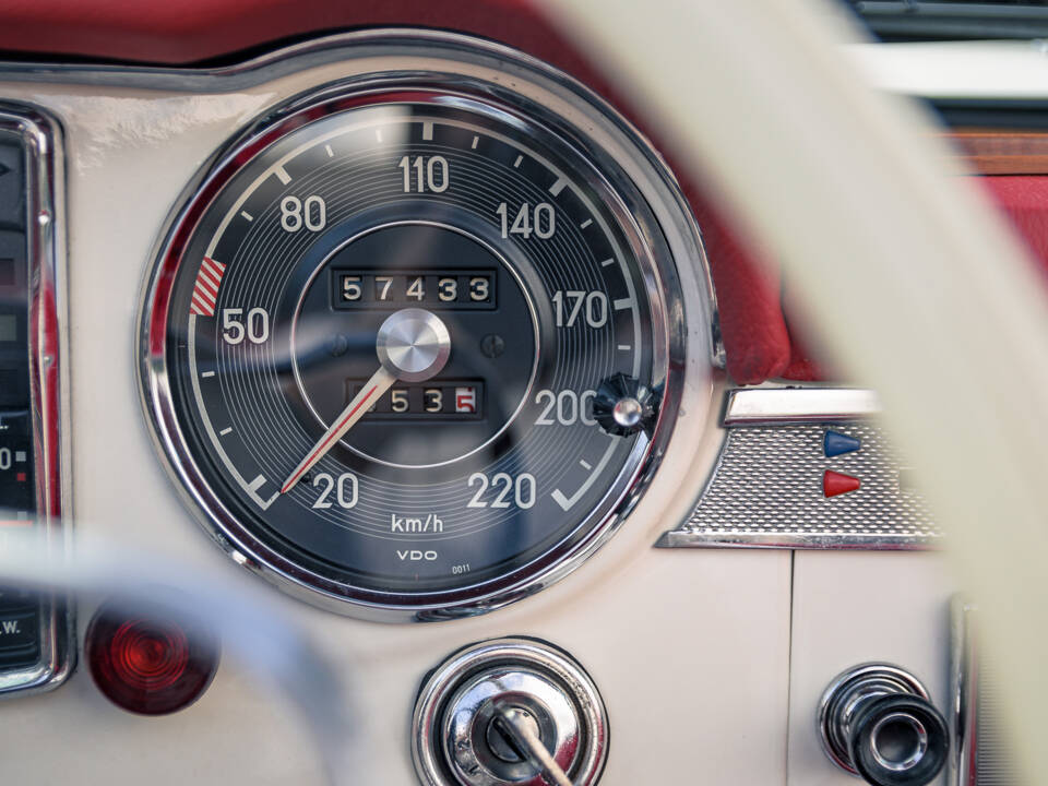 Image 53/60 of Mercedes-Benz 230 SL (1967)