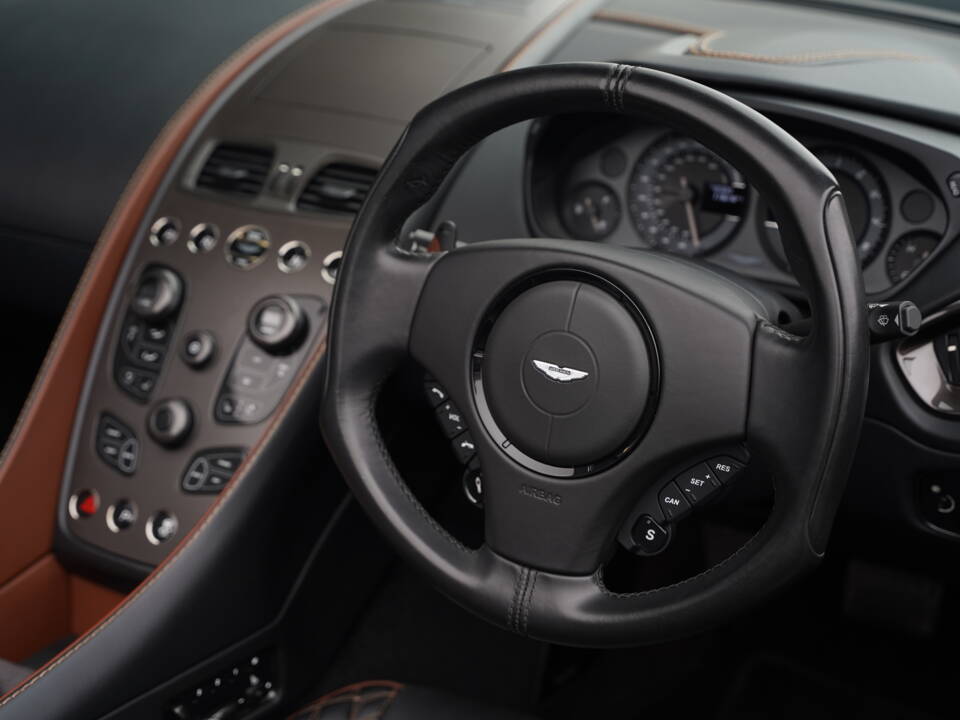 Image 21/50 of Aston Martin Vanquish S Volante (2018)