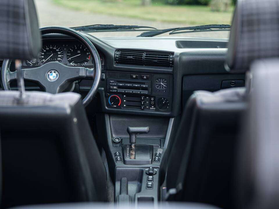Image 44/71 of BMW 325i (1989)
