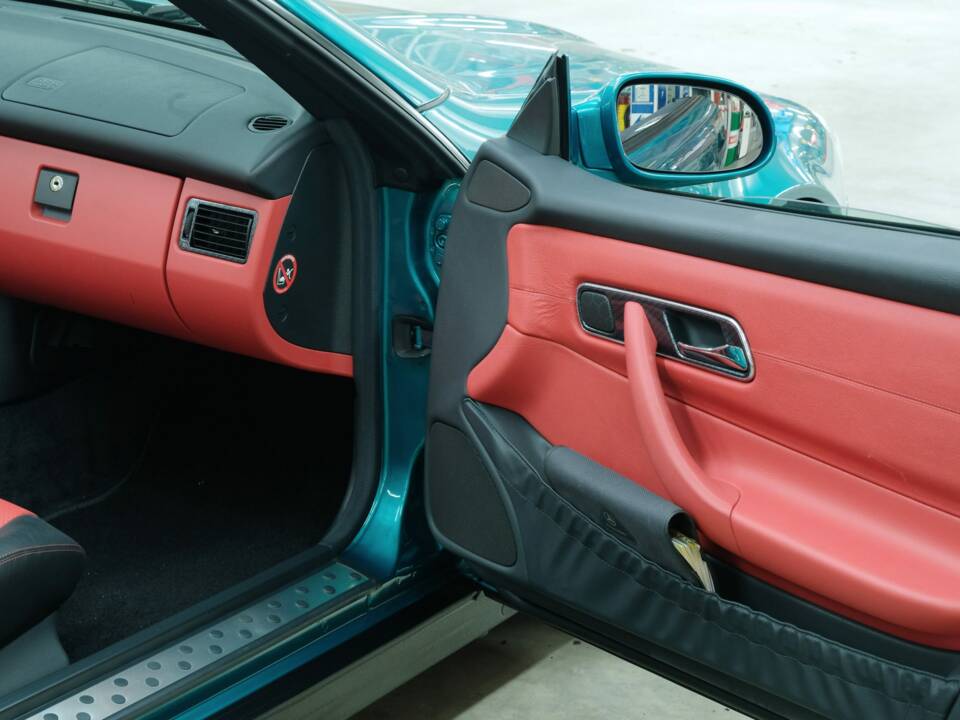 Immagine 29/50 di Mercedes-Benz SLK 230 Kompressor (1998)