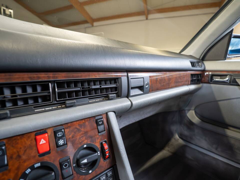 Image 14/27 of Mercedes-Benz 500 SEC (1988)