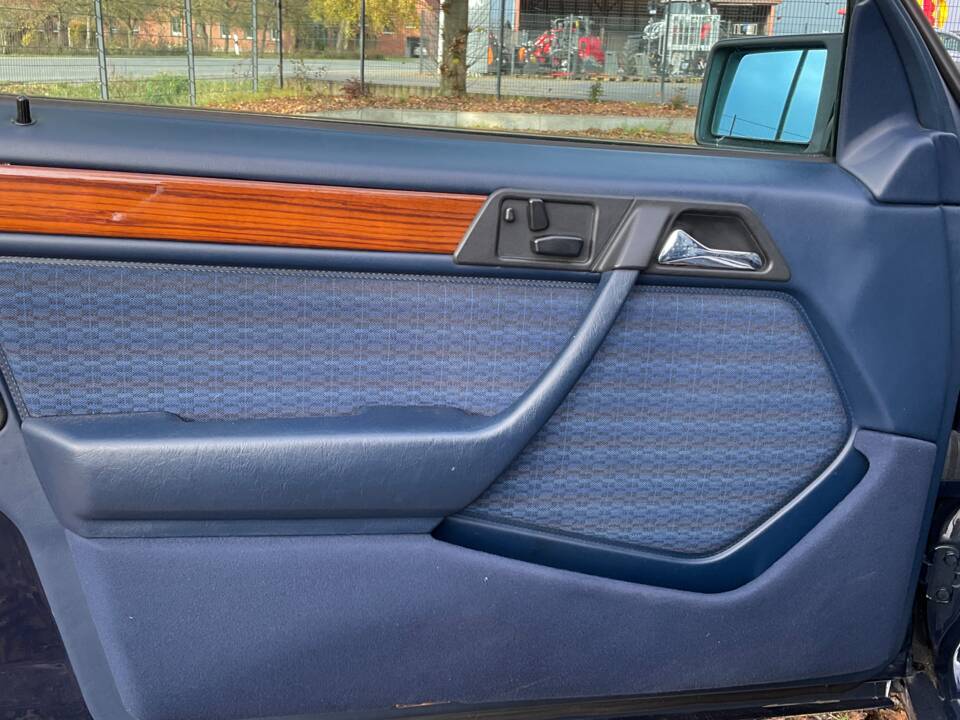 Image 72/149 of Mercedes-Benz 320 TE (1993)