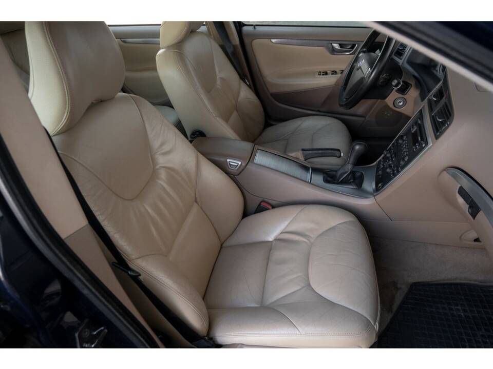 Image 11/43 of Volvo V 70 2.4 (2007)