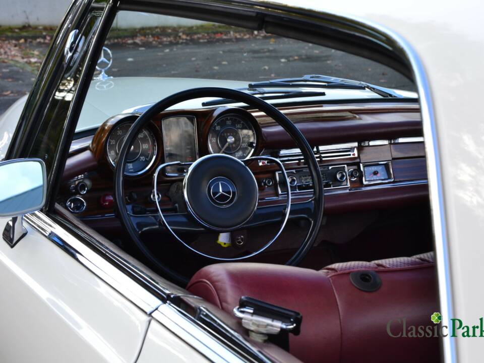 Image 38/50 of Mercedes-Benz 250 SE (1966)