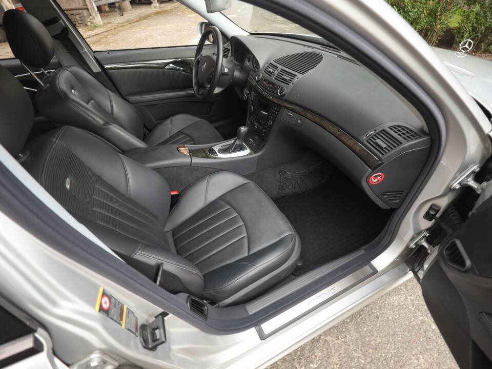 Image 16/72 of Mercedes-Benz E 55 AMG (2002)