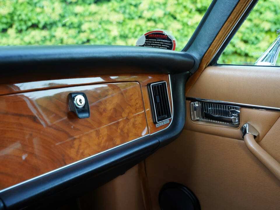 Bild 18/50 von Jaguar XJ 6 L 4.2 (1975)