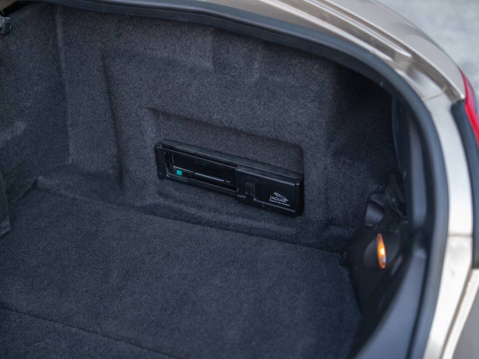Image 90/91 de Jaguar XK8 4.0 (2000)