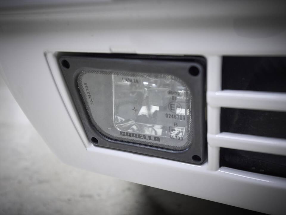 Image 63/93 of Lancia Delta HF Integrale Evoluzione I (1992)