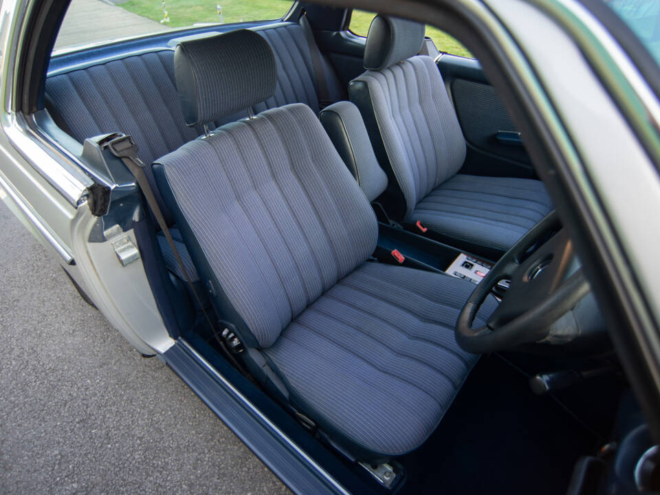 Immagine 12/28 di Mercedes-Benz 230 CE (1984)