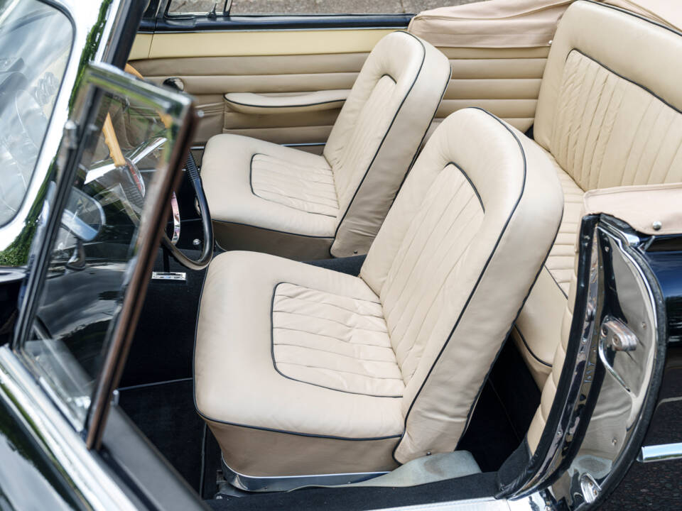 Image 25/28 of Dual-Ghia Convertible (1957)