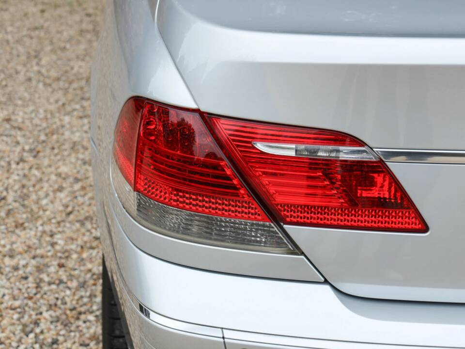 Immagine 43/50 di BMW 750i (2007)