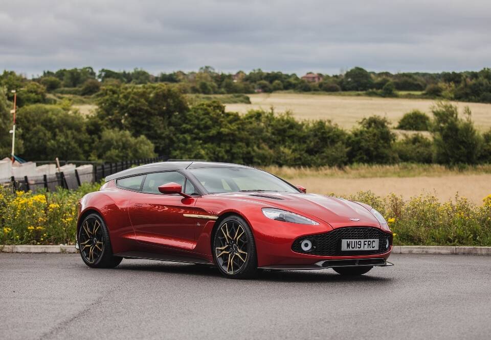 Immagine 2/48 di Aston Martin Vanquish Zagato Shooting Brake (2019)