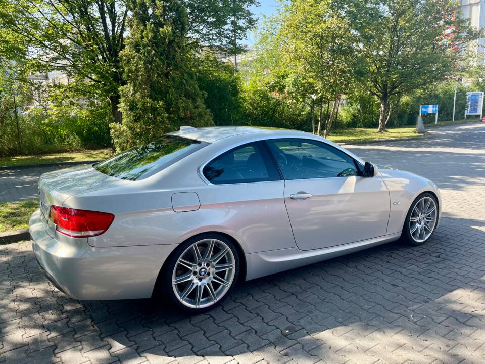 Image 6/28 of BMW 325d (2010)