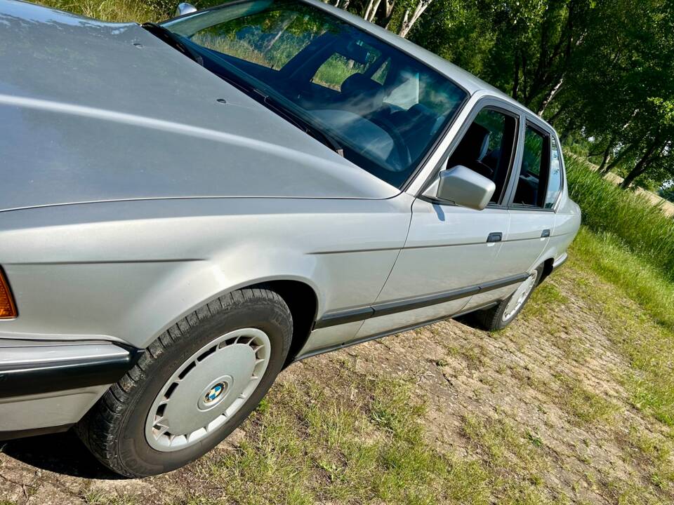 Image 25/33 de BMW 735i (1990)